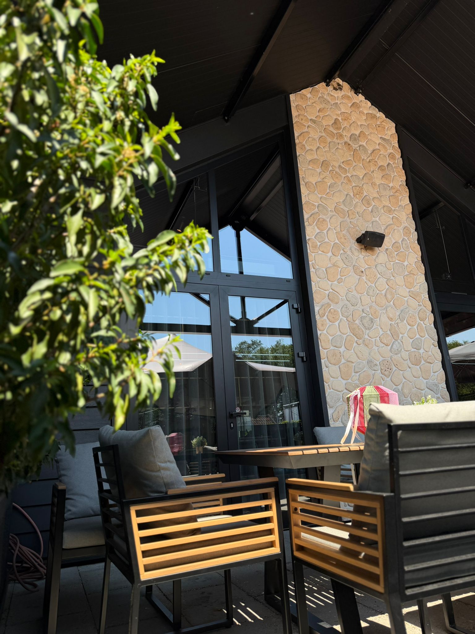 Houten gevel bij een terras en bedrijfspand